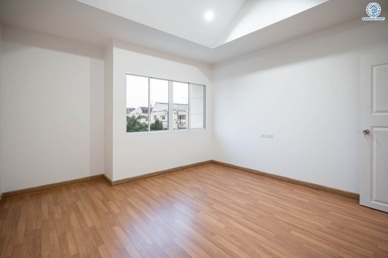 บ้านมือสองตกแต่งใหม่ ทาวน์โฮม 3 ชั้น โครงการ ปริญลักษณ์ เพชรเกษม69 พร้อมวิวสวนหน้าบ้าน บนเนื้อที่ 17.5 ตร.ว. ฟังก์ชัน 4 ห้องนอน 3 ห้องน้ำ จอดรถได้ 1 คัน รองรับทุกกิจกรรม บนทำเลเชื่อมต่อหลายเส้นทาง ใกล้จุดขึ้นทางด่วน "เพชรเกษม" และรถไฟฟ้าสายสีน้ำเงิน "สถานีหลักสอง"